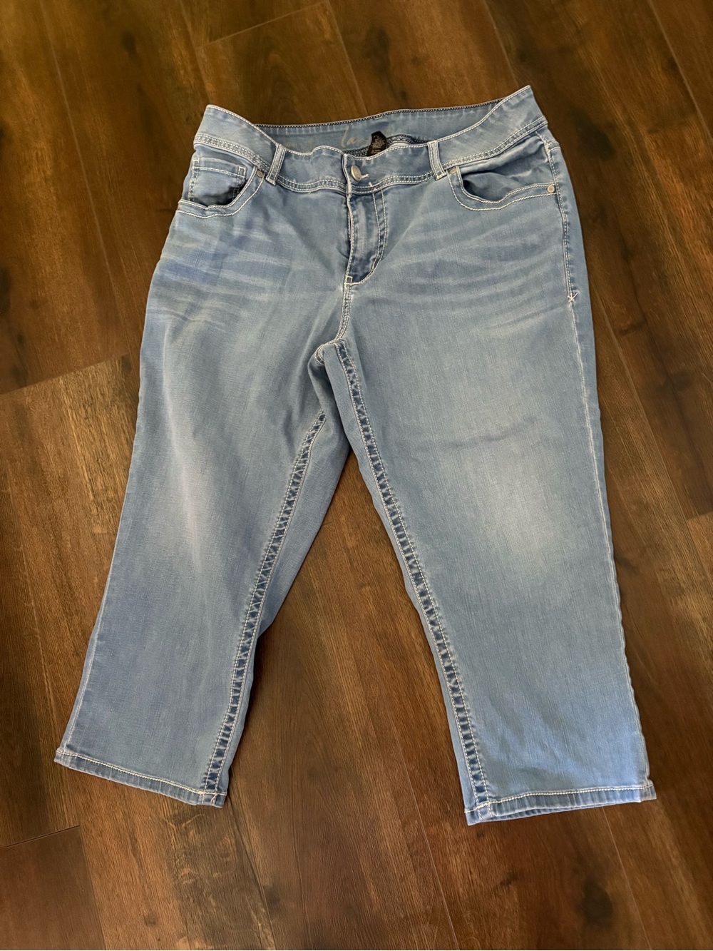 Light Wash Women's Capri Jeans - Comfortable Stretch Denim